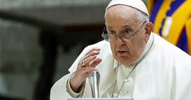 Папа Франциск:Мајките не треба да бидат во позиција да избираат меѓу работата и грижата за децa