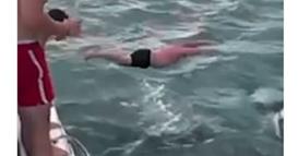 Скокна од брод врз кит- убиец, додека пријателите го бодрат, доби казна (ВИДЕО)