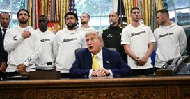 Видео-Фото: Фудбалерите на Јувентус гости на Трамп во овалната соба, 