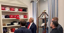 Сите се чудат колку МАГА капчиња има Трамп, им се фали на претседателите во плакарот (ВИДЕО) 