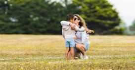 Родителите кои вистински ги сакаат своите деца секојдневно практикуваат 4 навики