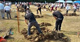Кој е најдобар гробар- во Унгарија се одржа бизарен натпревар со учесници од целиот свет (ВИДЕО)