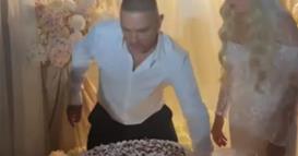 Младоженец ја фрла свадбената торта пред расплаканата невеста, снимката има над 40 милиони прегледи (ВИДЕО)