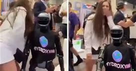 Убава девојка имаше незгодна средба со хуманоиден робот, сите се смеат (ВИДЕО)