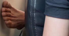 Снимила грозни работи што ги прави патник зад неа во авионот: Среќа што летот траеше еден час (ВИДЕО)