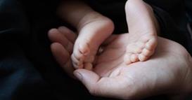 Девојче родено со само 300 грама одржано живо од германски лекари