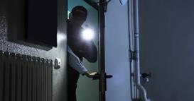 Повикале комуналци поради смрдеа од станот на сосетка, не биле подготвени за ужасот (ВИДЕО)