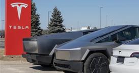 Тесла повторно го повлекува Сајбертрак- овој пат поради светлосната лента, што може да отпадне