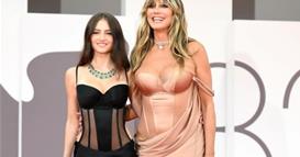 Ќерката на Хајди Клум го обои целото тело за спектакуларен костум за Ноќта на вештерките (ВИДЕО)