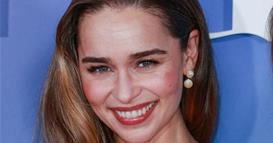 Фото: Емилија Кларк во проѕирен фустан на првиот црвен тепих по повеќе од една година