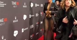 Фото: Пејачка го заборавила брусхалтерот