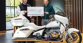 Моторот БМВ со потпис на папата Лав е продаден на аукција за рекордна сума (ФОТО)