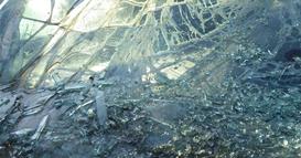 Мистериозен објект падна од небото и удри во автомобил во движење, стаклото почнало да се топи (ВИДЕО)