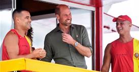 Таму и кралот оди пешки- принцот Вилијам снимен во јавен тоалет на Копакабана (ВИДЕО)