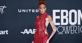 Децата ја нарекувале „крава“ и „зебра“- сега прошета по црвениот тепих во фустан направен за нејзината посебност (ФОТО)