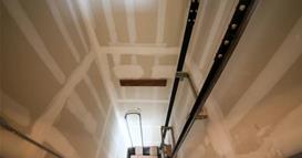 Двегодишно дете пропадна во лифт, шокираниот татко скокна по него (Вознемирувачко видео) 