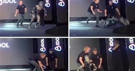 Руските научници се засрамија- „пијан“ робот се струполи на сцената среде презентација (ВИДЕО)