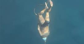 Нов светски рекорд: Без одело нурна 56 метри под мраз, го задржа здивот 2 минути и 47 секунди (ВИДЕО)