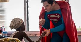 Супермен од Бразил ги израдува болните деца во Гана (ВИДЕО)