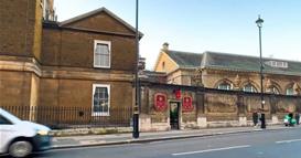 Туристи жртви на ВИ-измама за „божиќен базар“ пред Бакингемската палата