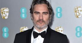 Оскаровец брани активистка, на која ѝ се заканува затвор поради спасување кокошки (ВИДЕО)