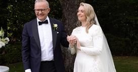 Видео: Се ожени австралискиот премиер Ентони Албанезе, кучето ги донесе прстените