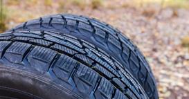 Зошто новите гуми имаат обоени ленти и што тие всушност значат?