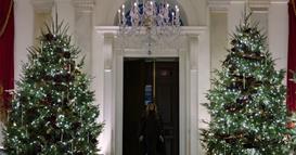 Видео: Меланија Трамп ја претстави Белата куќа во божиќно руво