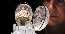 Продадено е „Фаберже“ јајце со 4.500 дијаманти од 1913 година, на аукцијата е постигната рекордна цена 