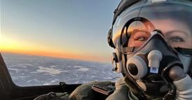 Идната кралица на Шведска во борбен авион- заврши воена обука летајчи на „Грипен“ (ВИДЕО)