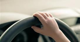 Полицајците во шок- затекнале бебе како вози автомобил на автопат 