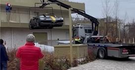 Го паркирал Ферарито на балкон- властите веднаш му покажале дека не е во Дубаи (ВИДЕО)