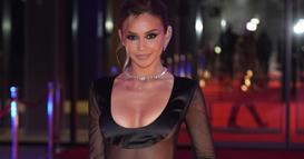 Фото: Млада пејачка во секси издание