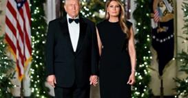 Божиќната фотографија на Меланија и Доналд Трамп предизвика дебата на мрежите: Честитката е „студена“ 