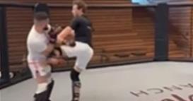 Основачот на „Фејсбук“ во борба со еден од најдобрите УФЦ борачи, успеа и да го собори (ВИДЕО)