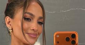 Џенифер Лопез ги запали мрежите со божиќната снимка, ѝ се потсмеваат поради чудниот детал (ФОТО)