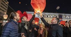 Илјадници хартиени фенери го исполнија небото во Атина на традиционалната „Ноќ на желбите“