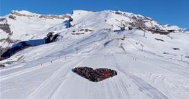 Скијачи формираа џиновско срце на падините на Кран – Монтана