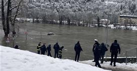 Видео-фото: Пожарникар од Босна влезе во ладната Дрина и го „запали удавениот Голф“