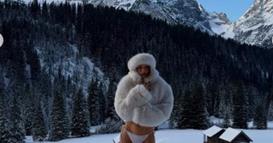 Фото: Убавица во бикини позира на снег