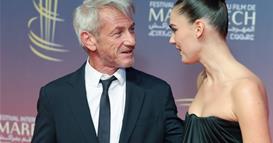 Фото: Шон Пен „уловен“во друштво со млада убавица