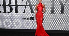 Фото: Елегантната Бела Хадид- Црвениот проѕирен фустан ги привлече сите погледи