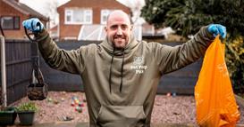 Британец заработува 30.000 евра годишно од чистење кучешки измет (ВИДЕО)