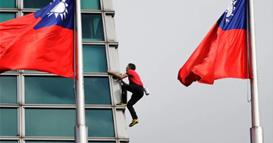 Американски алпинист искачи кула висока 500 метри во Тајпеј со „голи раце“