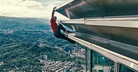 Без заштита се искачи на еден од највисоките згради во светот и постави рекорд (ВИДЕО)