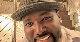 Глумецот Квинтон Арон на апарати за одржување во живот