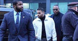 Крис Браун се појави на суд во Лондон пред судењето за напад