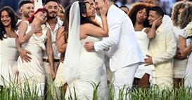 Вистинска свадба се одржа во паузата на Супербоул, среде настапот на Бед Бани (ВИДЕО)