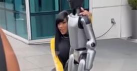 Видео: Робот падна врз Карди Би додека таа танцуваше