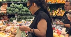 Видео: Милијардерка сама избира и купува компири во маркет